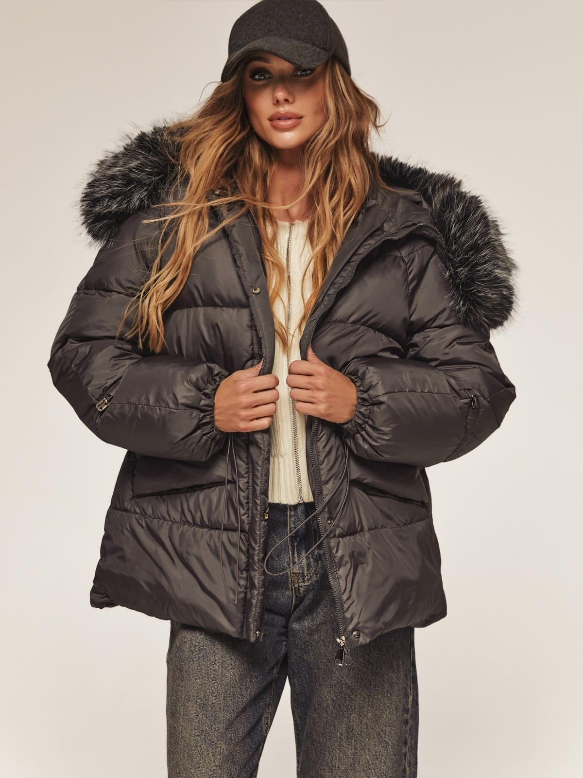 Куртка зі штучним хутром на комірі темно-сіра | 92479