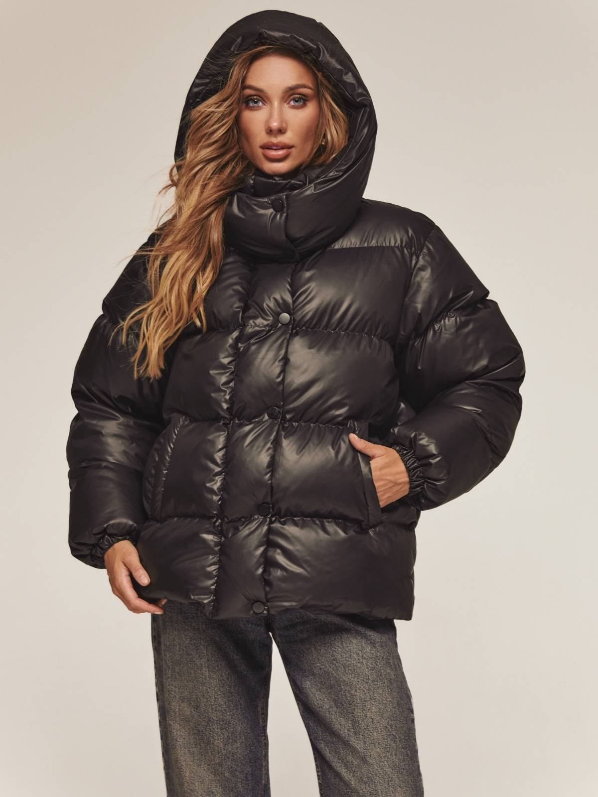 Зимова глянцева куртка з каптуром чорна | 92112