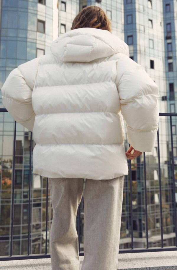 Зимова куртка зі знімним капюшоном молочна | 92103
