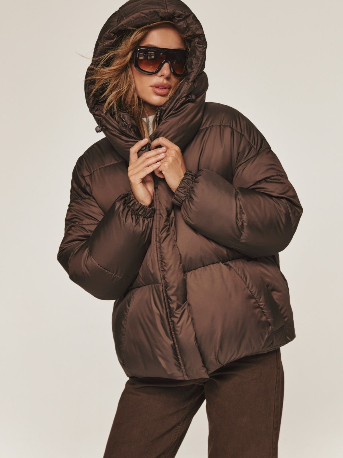 Коротка зимова куртка з каптуром коричнева | 92033