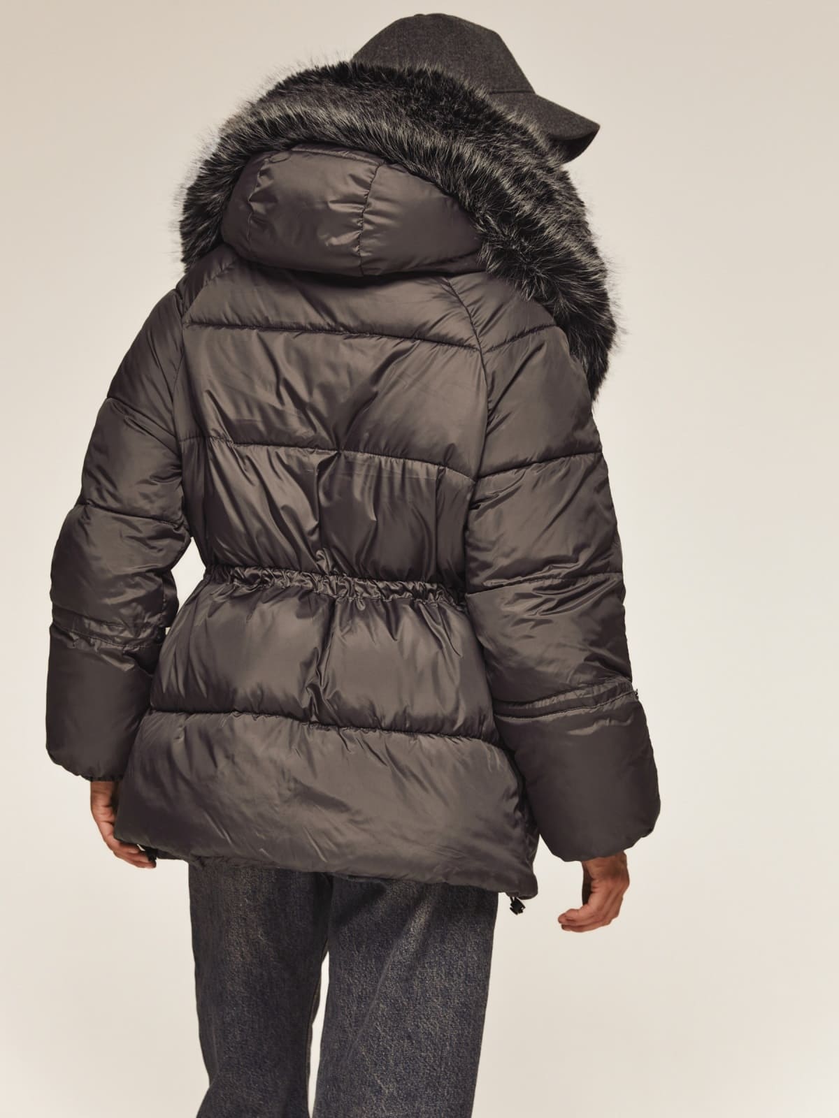 Куртка зі штучним хутром на комірі темно-сіра | 92479