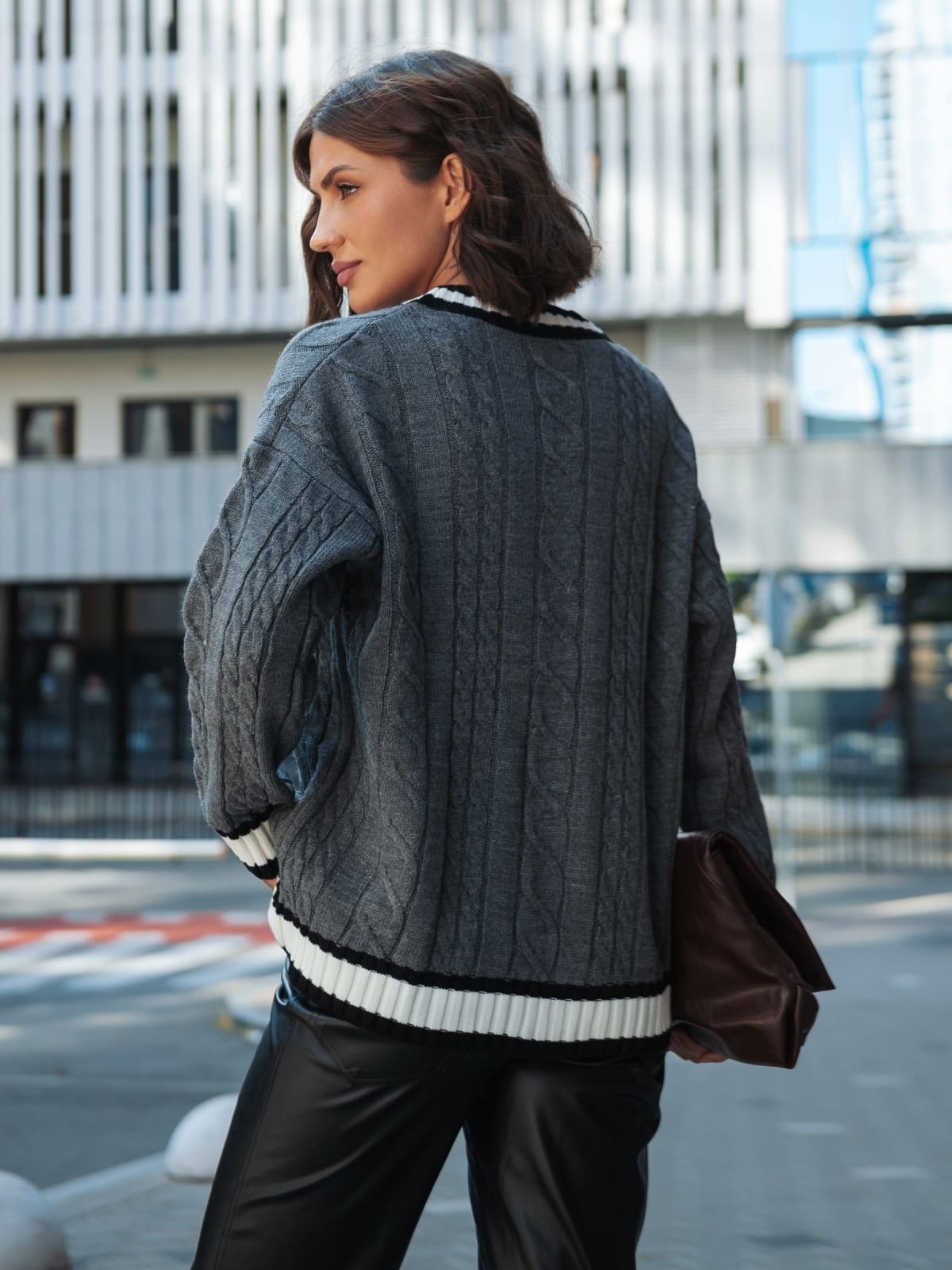 В'язана кофта з візерунком коси сіра | 92341