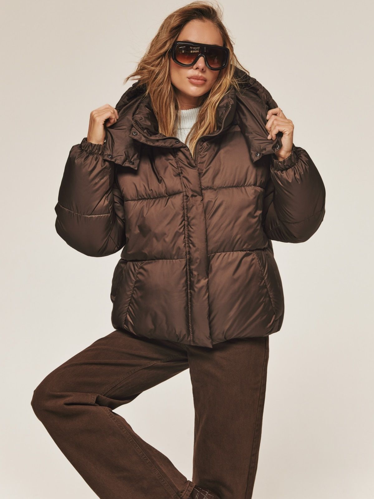 Коротка зимова куртка з каптуром коричнева | 92033