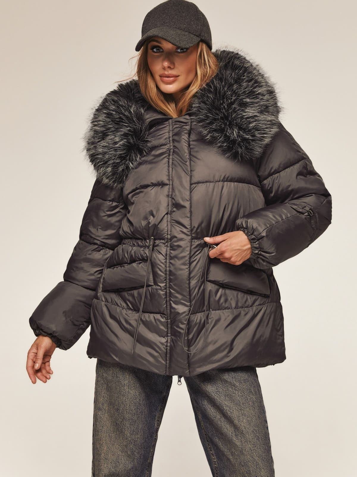 Куртка зі штучним хутром на комірі темно-сіра | 92479