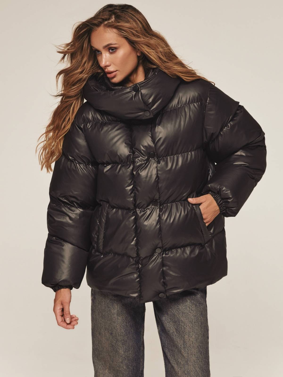 Зимова глянцева куртка з каптуром чорна | 92112