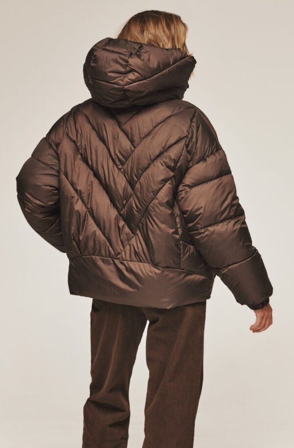 Коротка зимова куртка з каптуром коричнева | 92033