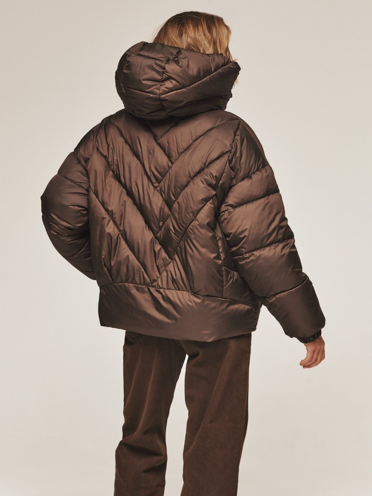 Коротка зимова куртка з каптуром коричнева | 92033