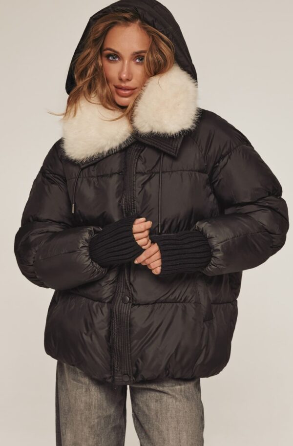 Зимова куртка з екохутром на комірі чорна | 92836