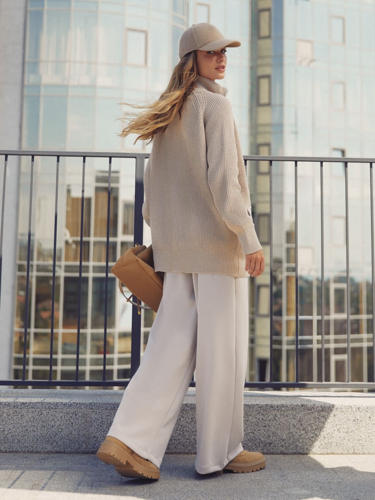 Костюм з в'язаною кофтою та штанами бежевий | 93161