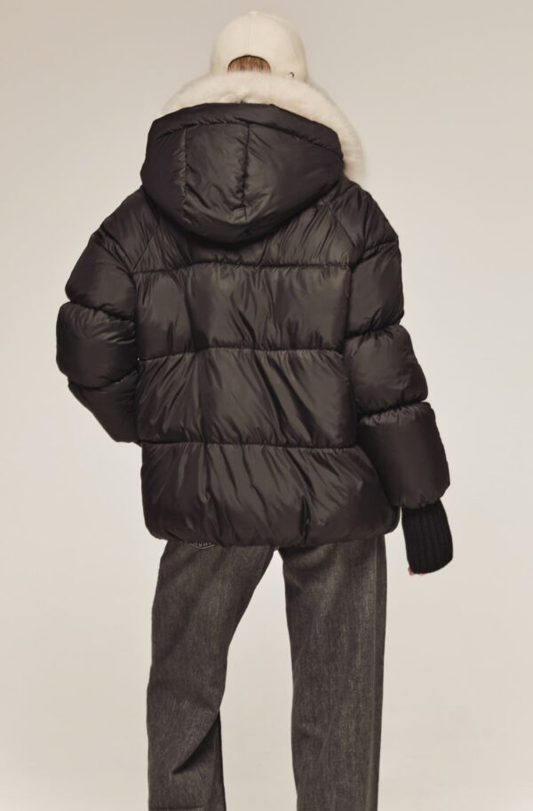 Зимова куртка з екохутром на комірі чорна | 92836