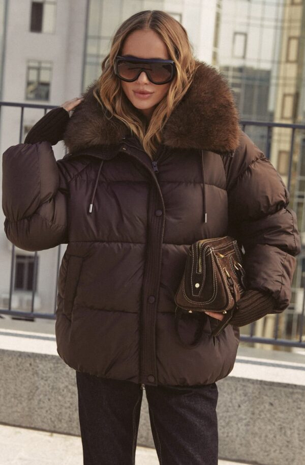 Зимова куртка з екохутром на комірі коричнева | 92848