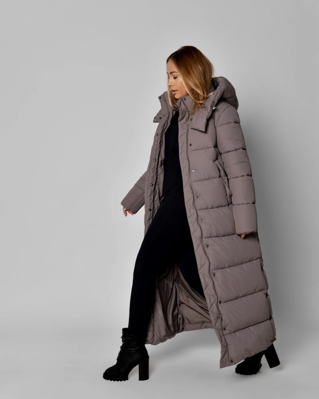 Зимовий довгий пуховик темно-бежевий | 93563 Зимовий довгий пуховик темно-бежевий | 93563