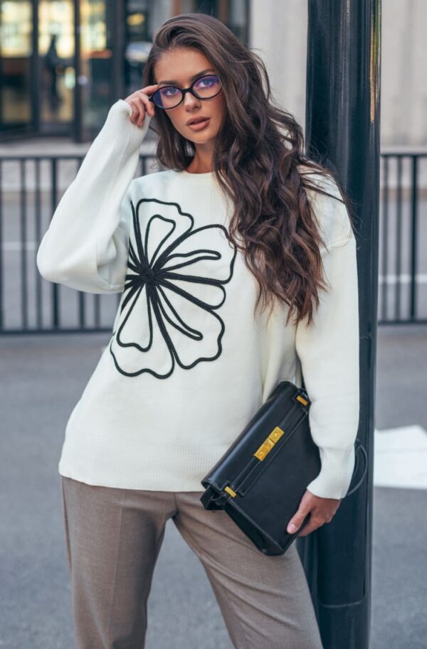 Джемпер білий з декором квіткою із джгута | 93434