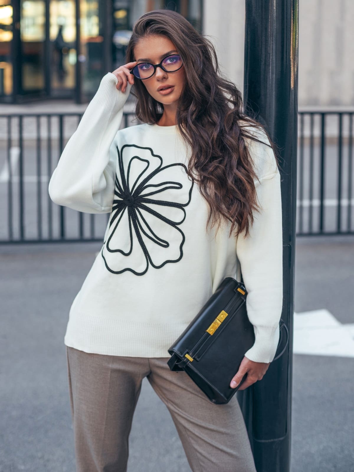 Джемпер білий з декором квіткою із джгута | 93434 Джемпер білий з декором квіткою із джгута | 93434