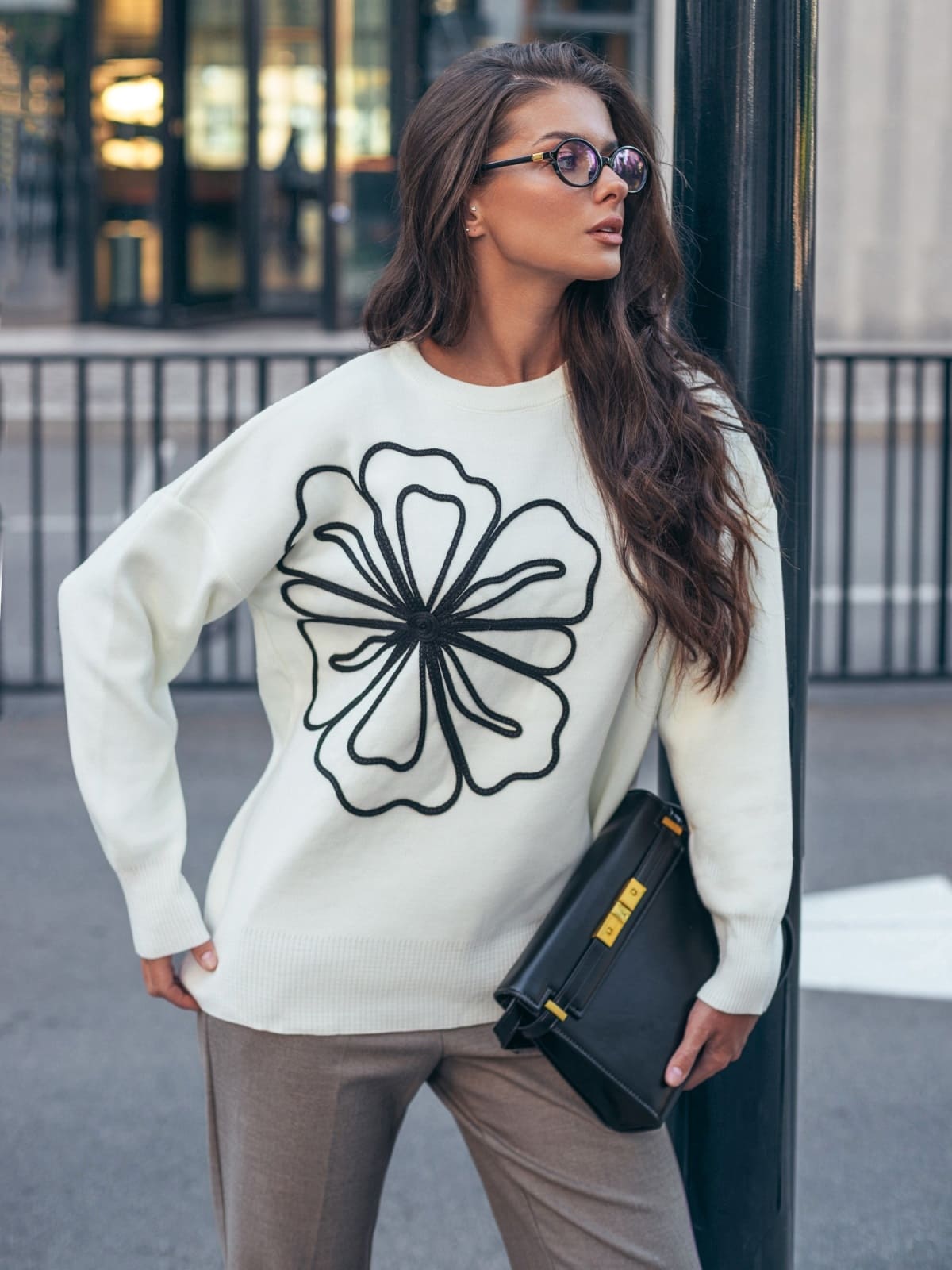 Джемпер білий з декором квіткою із джгута | 93434 Джемпер білий з декором квіткою із джгута | 93434