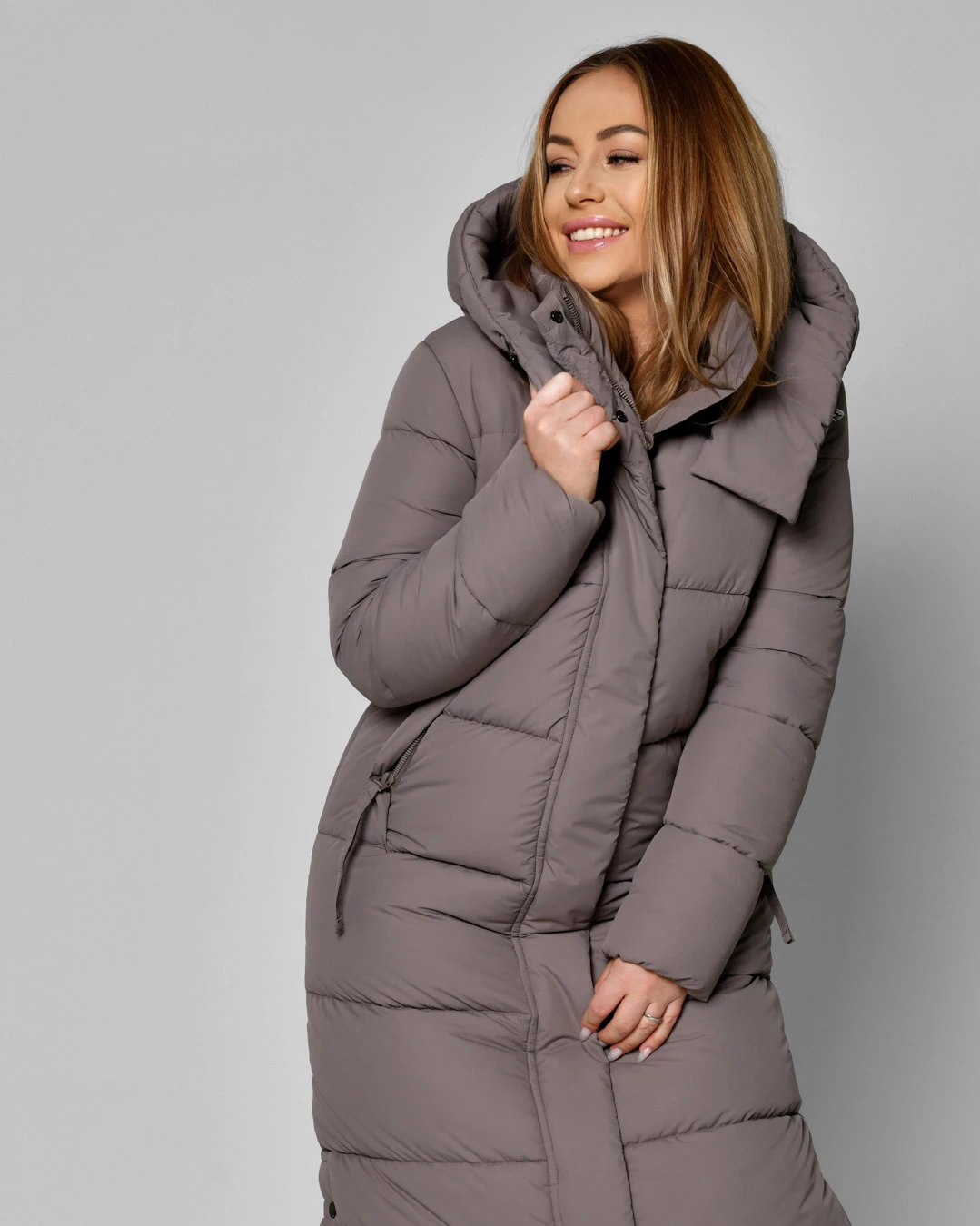 Зимовий довгий пуховик темно-бежевий | 93563 Зимовий довгий пуховик темно-бежевий | 93563