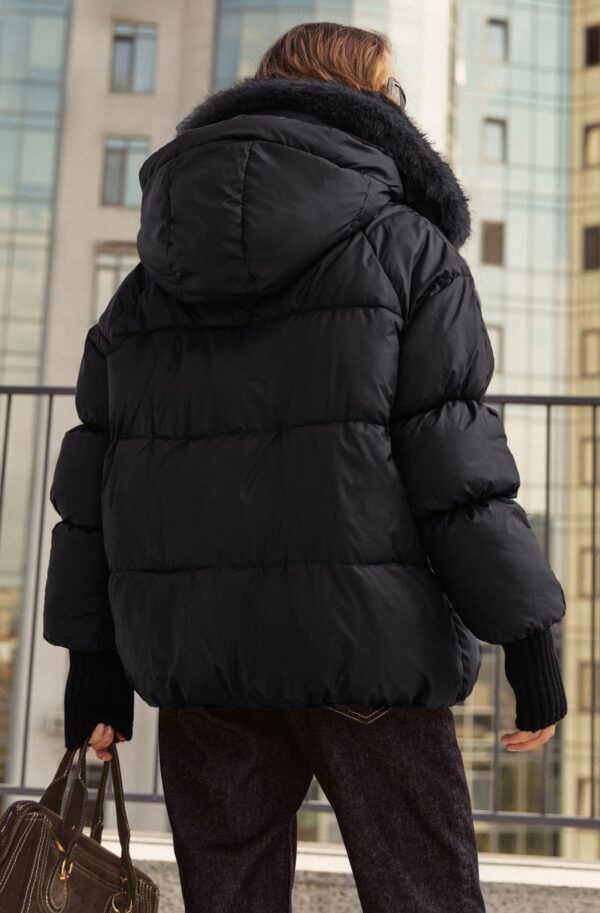 Зимова коротка куртка з екохутром на комірі чорна | 93899