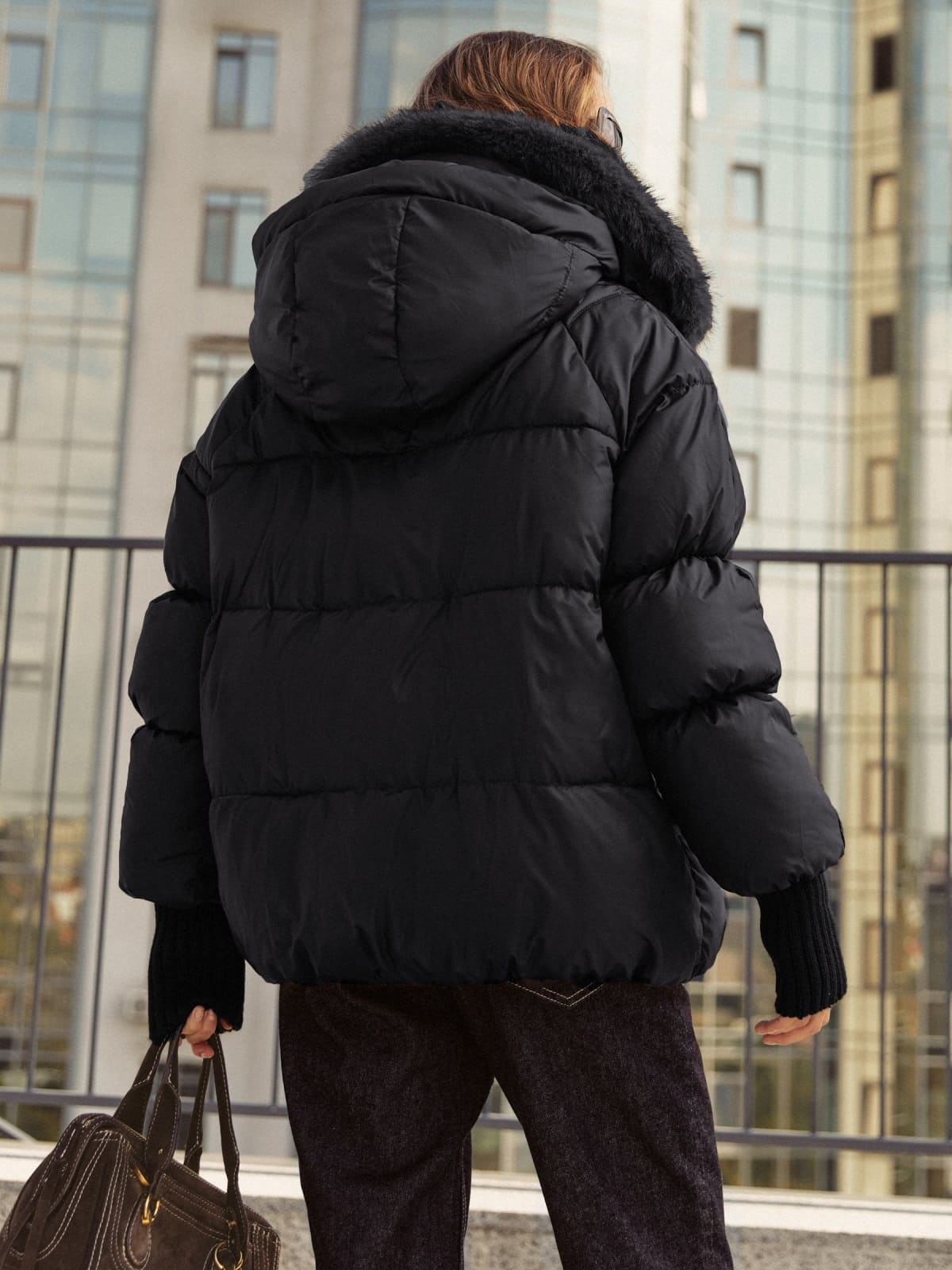 Зимова коротка куртка з екохутром на комірі чорна | 93899