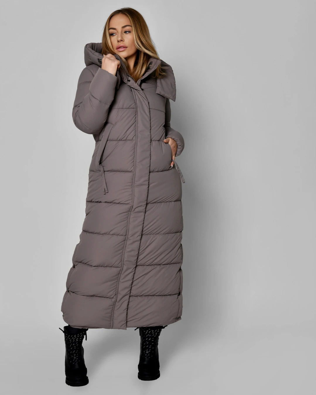 Зимовий довгий пуховик темно-бежевий | 93563 Зимовий довгий пуховик темно-бежевий | 93563