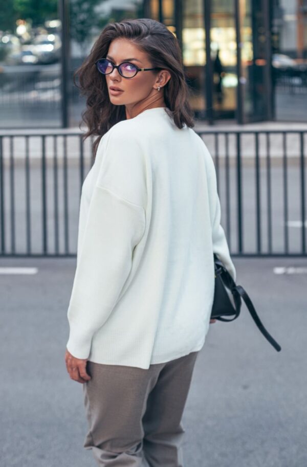 Джемпер білий з декором квіткою із джгута | 93434