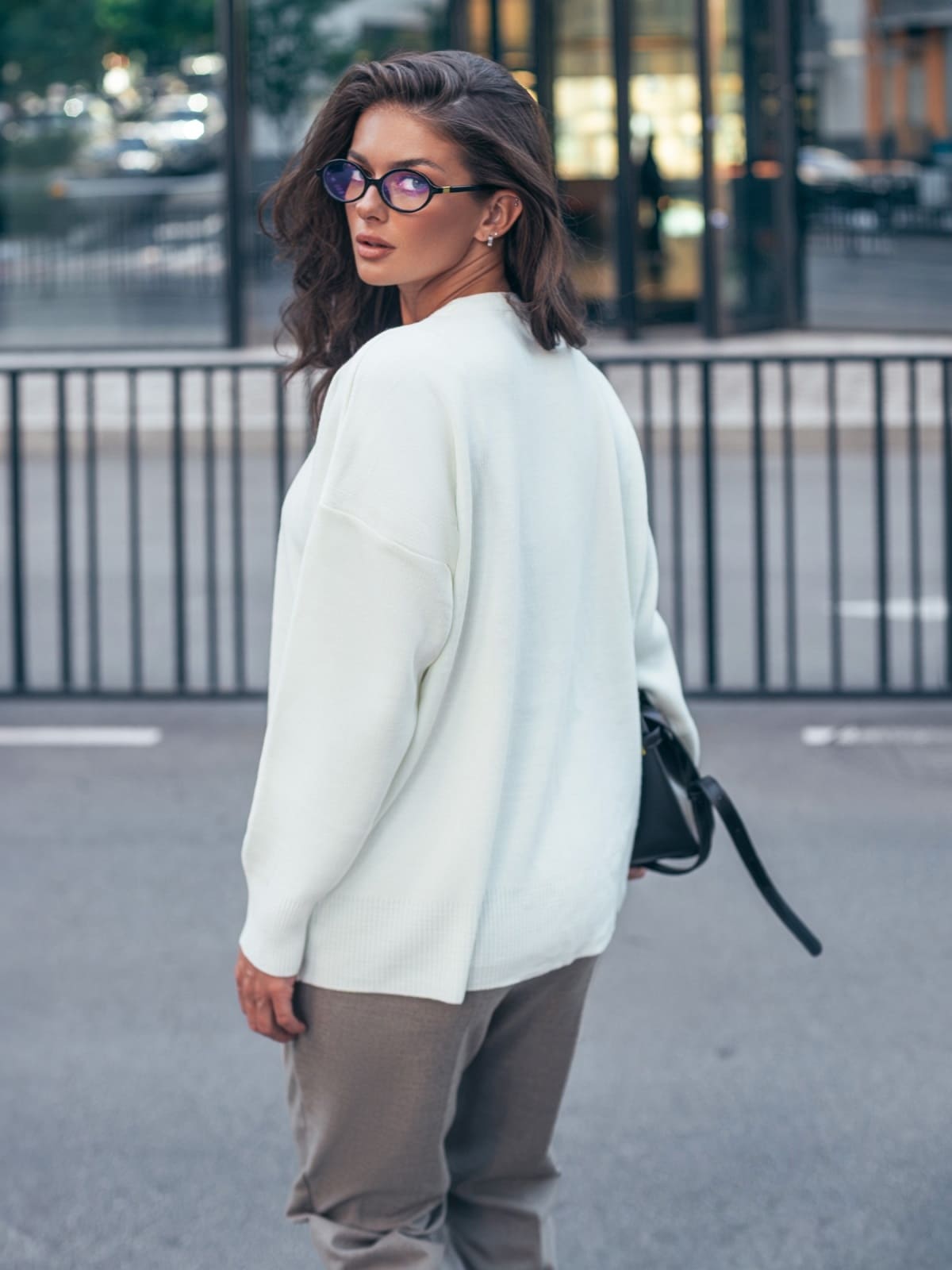 Джемпер білий з декором квіткою із джгута | 93434 Джемпер білий з декором квіткою із джгута | 93434