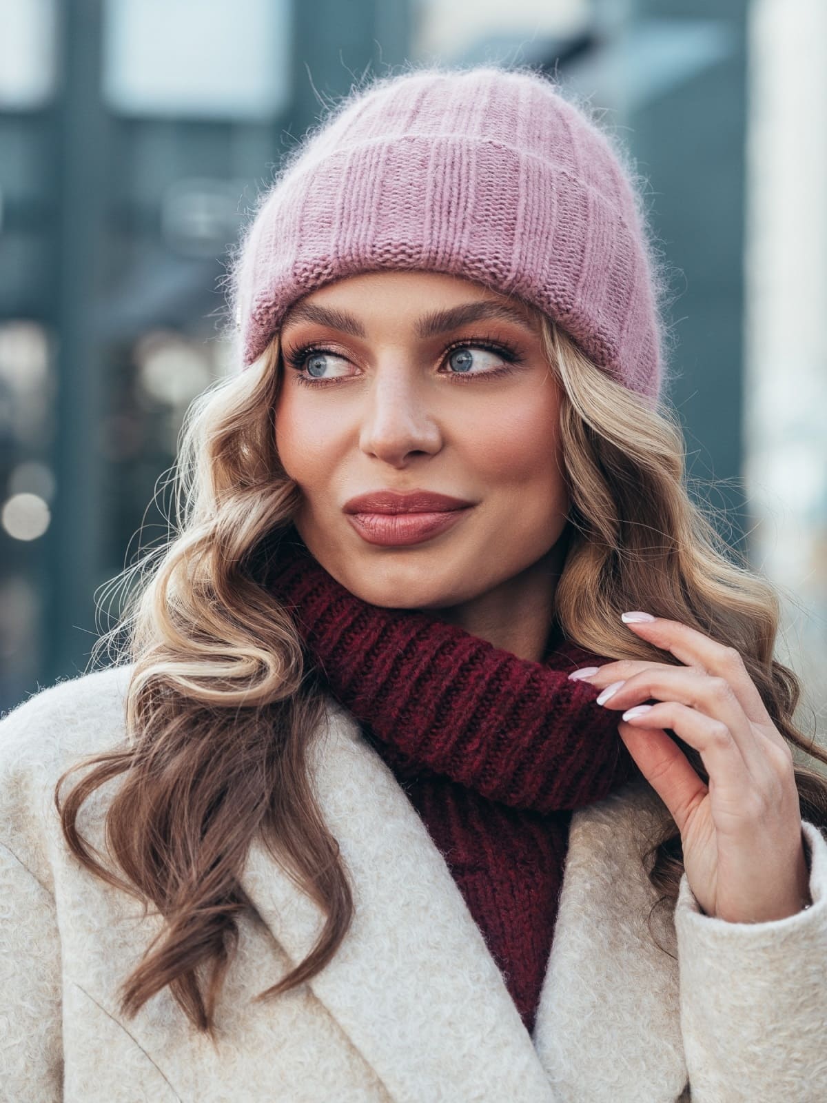 Шапка дрібної в'язки з відворотом рожева | 94166