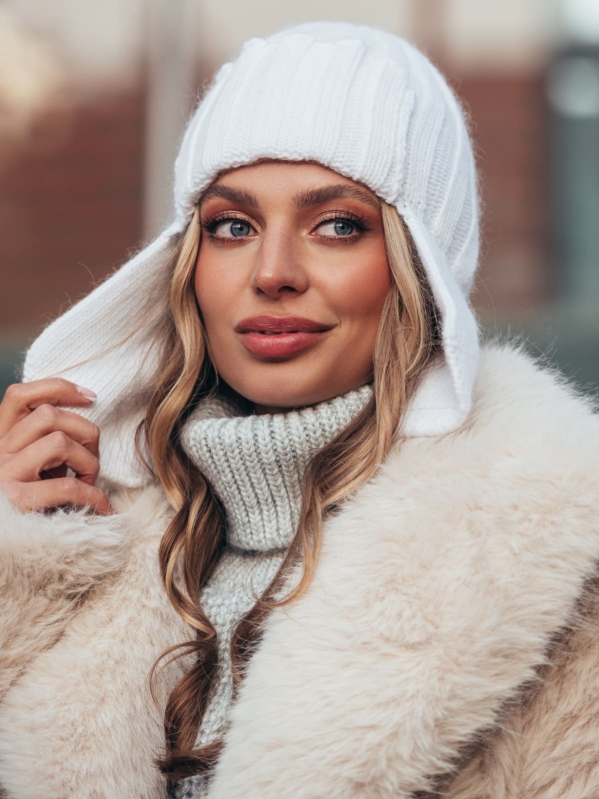 Шапка-вушанка дрібної в'язки біла | 94160