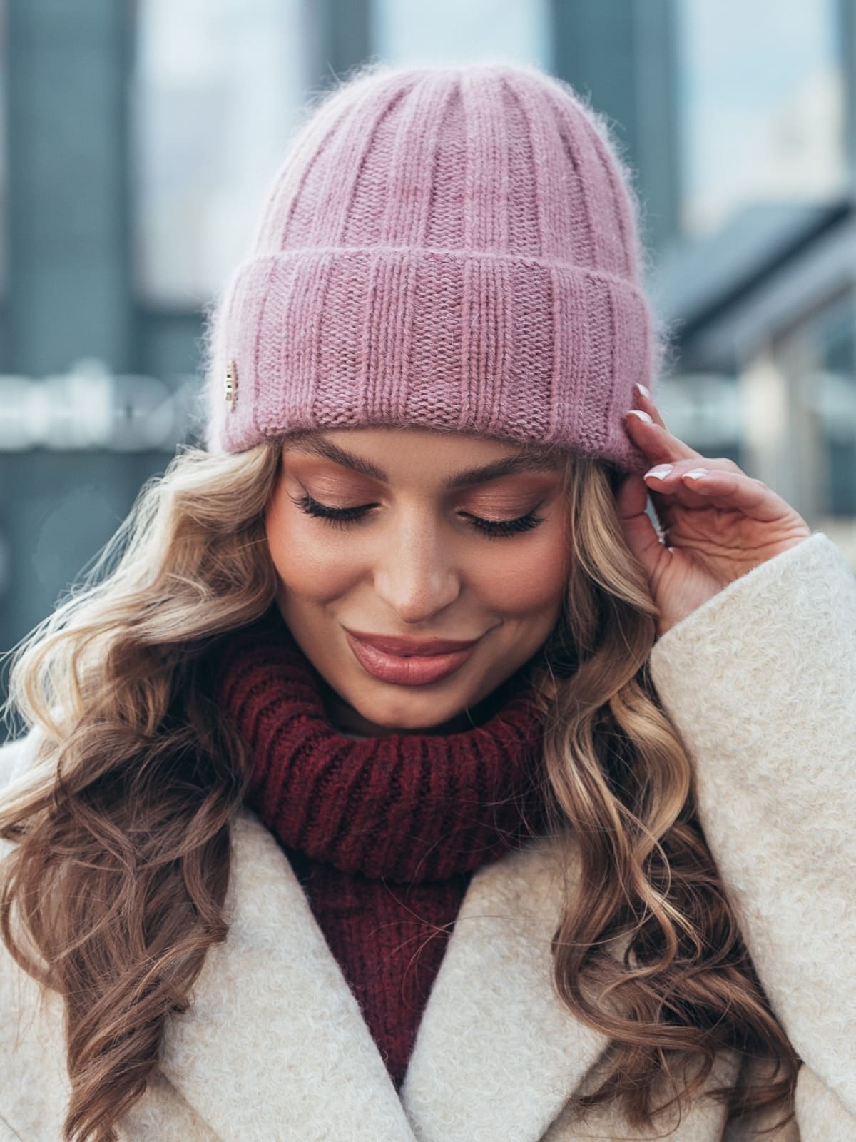 Шапка дрібної в'язки з відворотом рожева | 94166