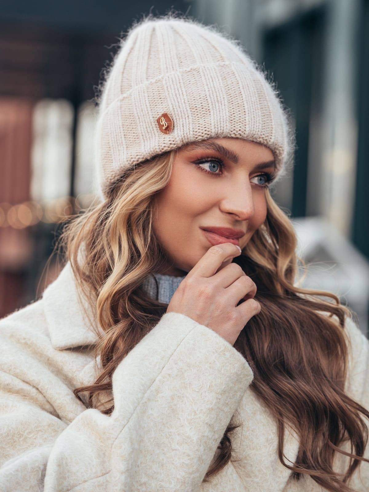 Шапка дрібної в'язки з відворотом кремова | 94172