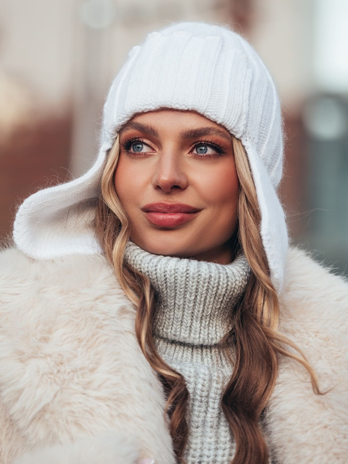 Шапка-вушанка дрібної в'язки біла | 94160