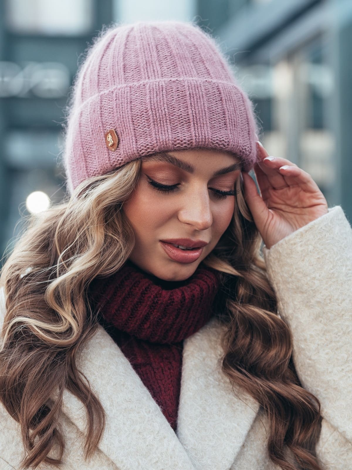 Шапка дрібної в'язки з відворотом рожева | 94166