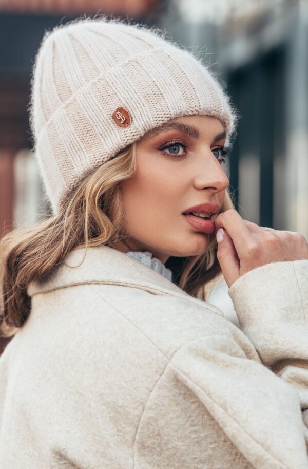 Шапка дрібної в'язки з відворотом кремова | 94172