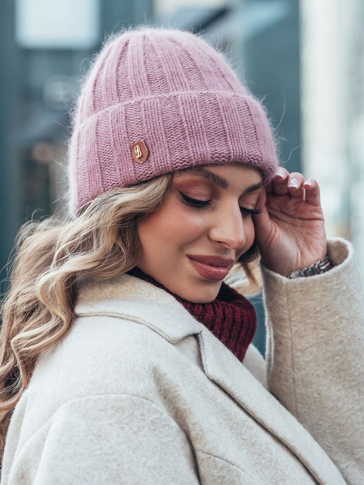 Шапка дрібної в'язки з відворотом рожева | 94166