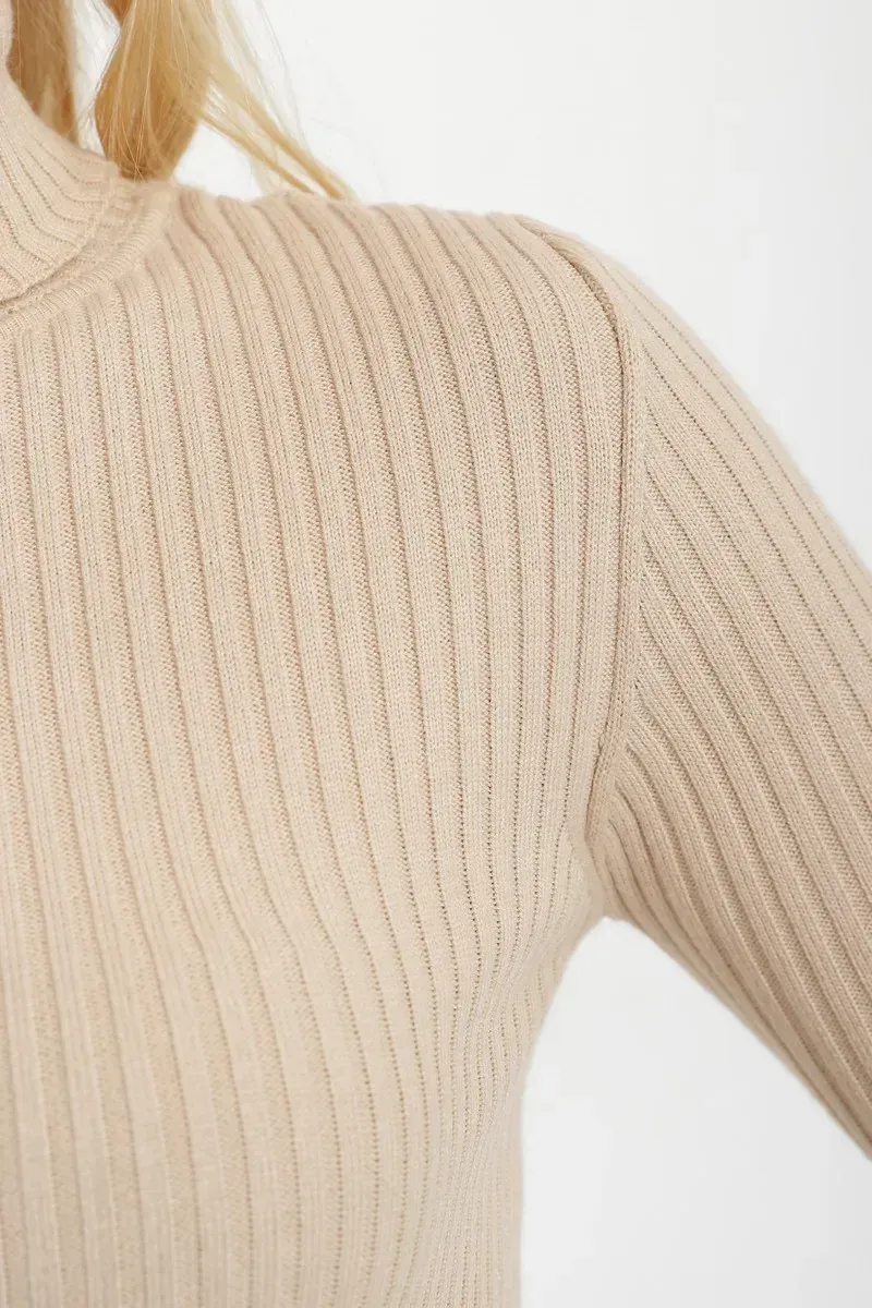 Жіночий в'язаний гольф кремовий | 94291