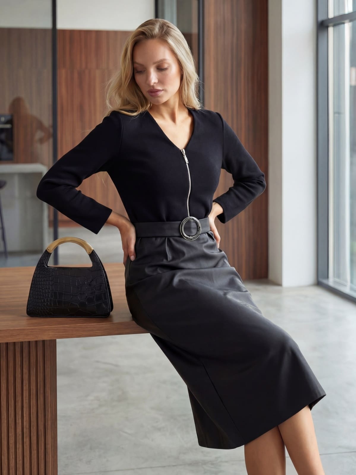 Сукня з м'якого трикотажу та екошкіри чорна | 94618