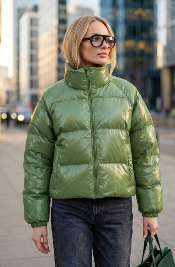 Демісезонна куртка з лакованої тканини зелена | 94741