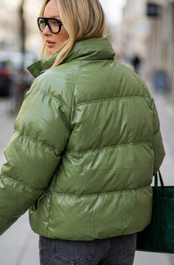 Демісезонна куртка з лакованої тканини зелена | 94741