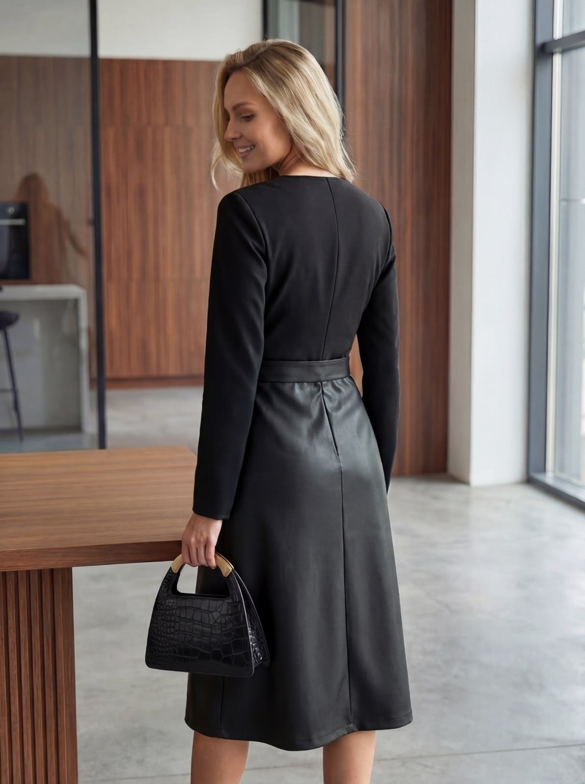 Сукня з м'якого трикотажу та екошкіри чорна | 94618