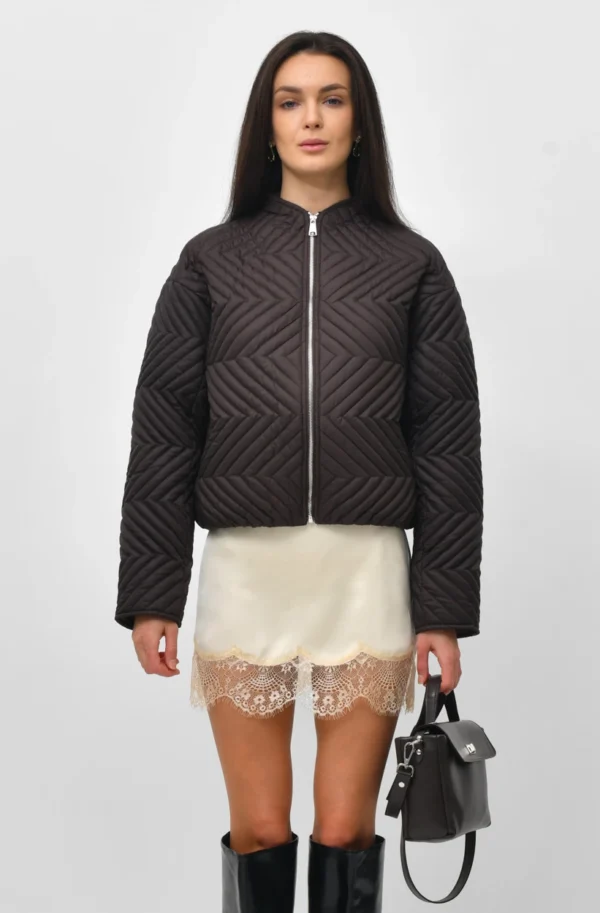 Коротка стьобана демісезонна куртка коричнева | 95148