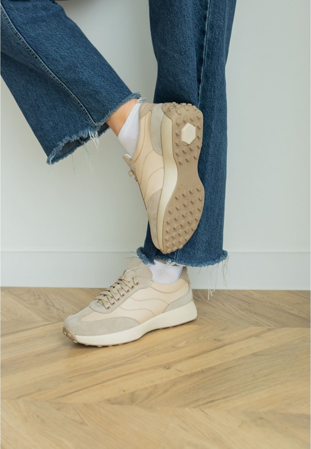 Жіночі кросівки бежеві зі вставками замші | 95011
