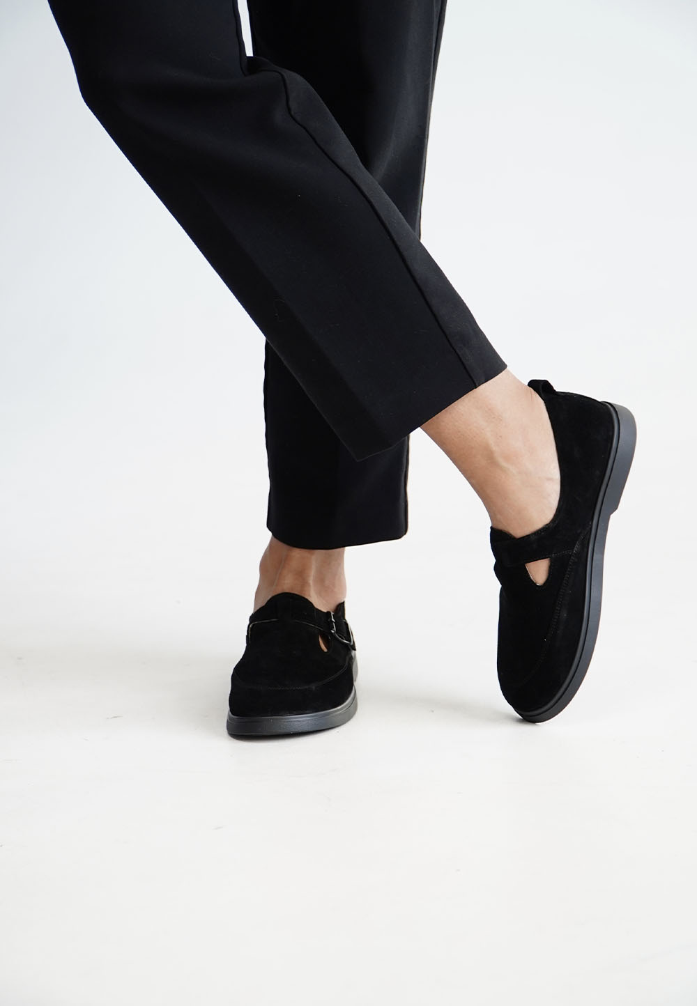 Жіночі замшеві туфлі з широким носком чорні | 95276