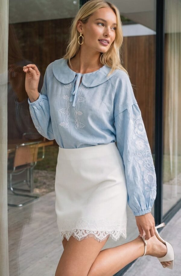 Літня блуза з білою вишивкою блакитна | 95365