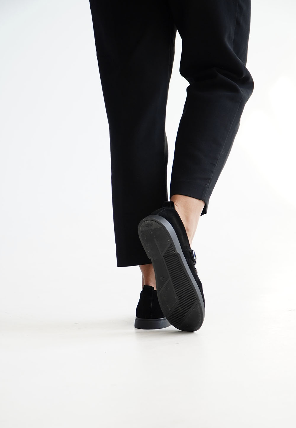 Жіночі замшеві туфлі з широким носком чорні | 95276