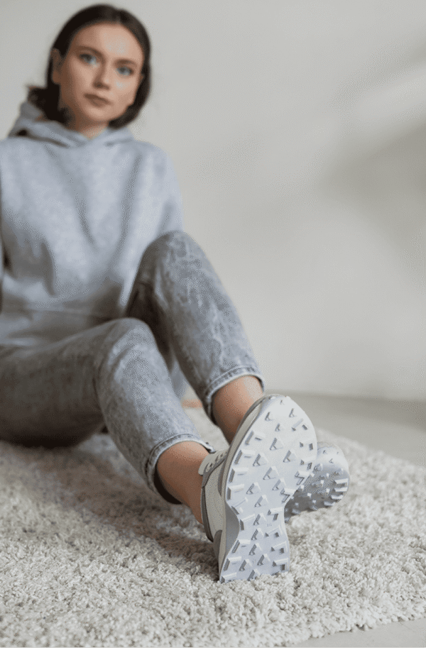 Жіночі кросівки білі із сірими вставками замші | 95036