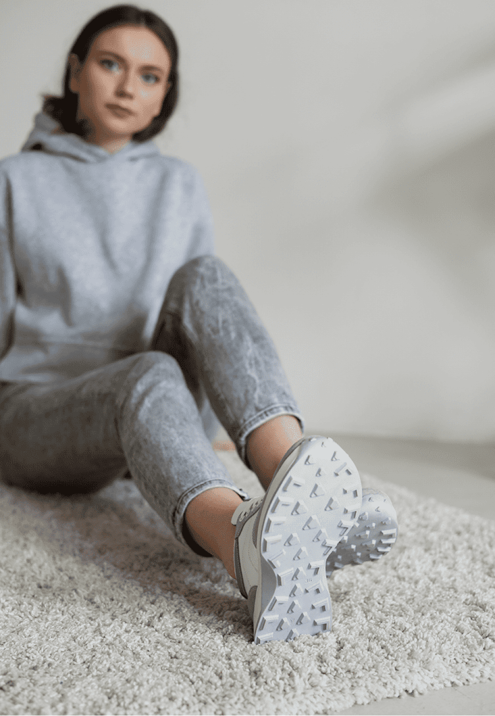 Жіночі кросівки білі із сірими вставками замші | 95036