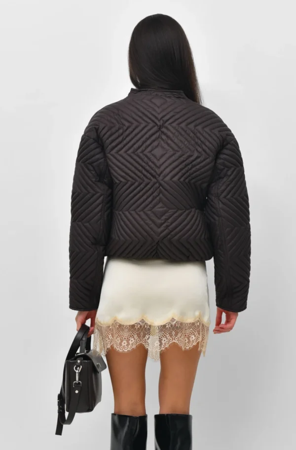 Коротка стьобана демісезонна куртка коричнева | 95148