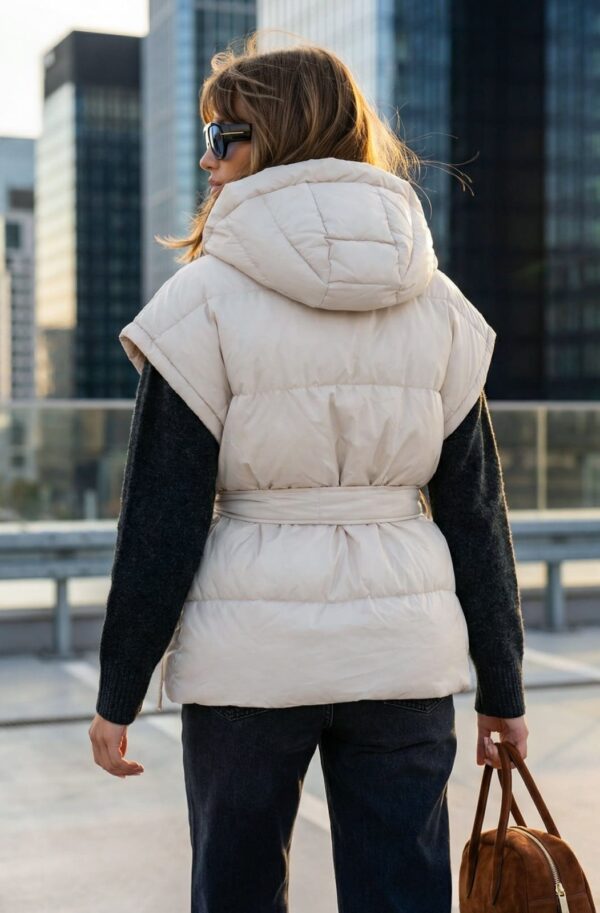 Жіночий жилет з каптуром молочний | 95082