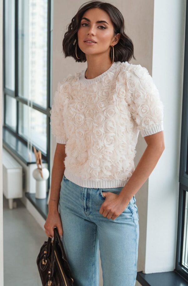 Джемпер декорований трояндами молочний | 95792