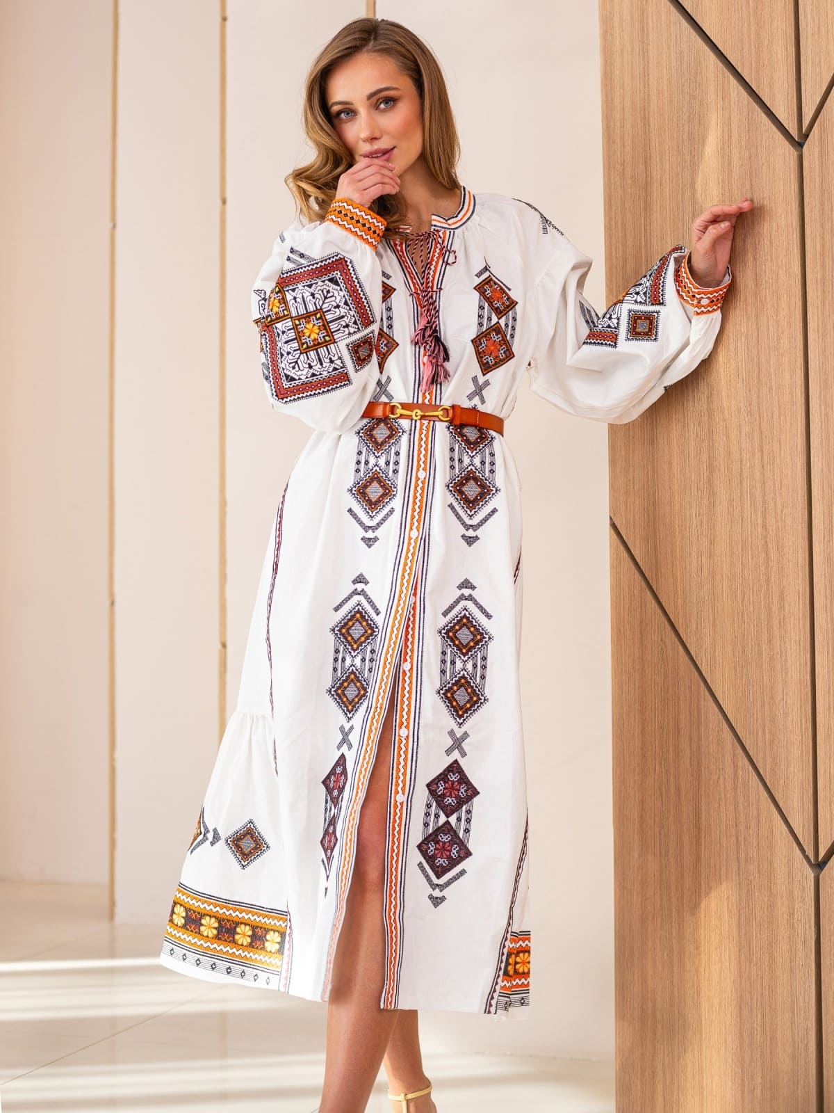 Літня сукня декорована вишивкою біла | 95903