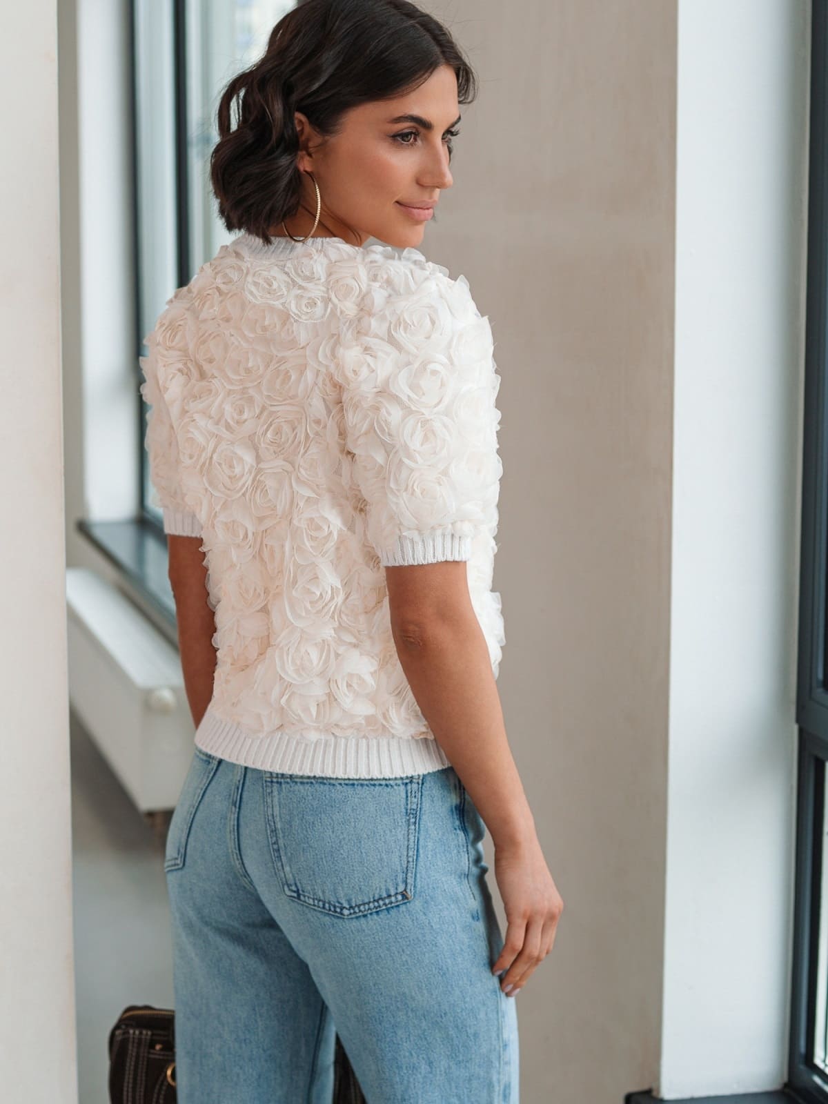 Джемпер декорований трояндами молочний | 95792